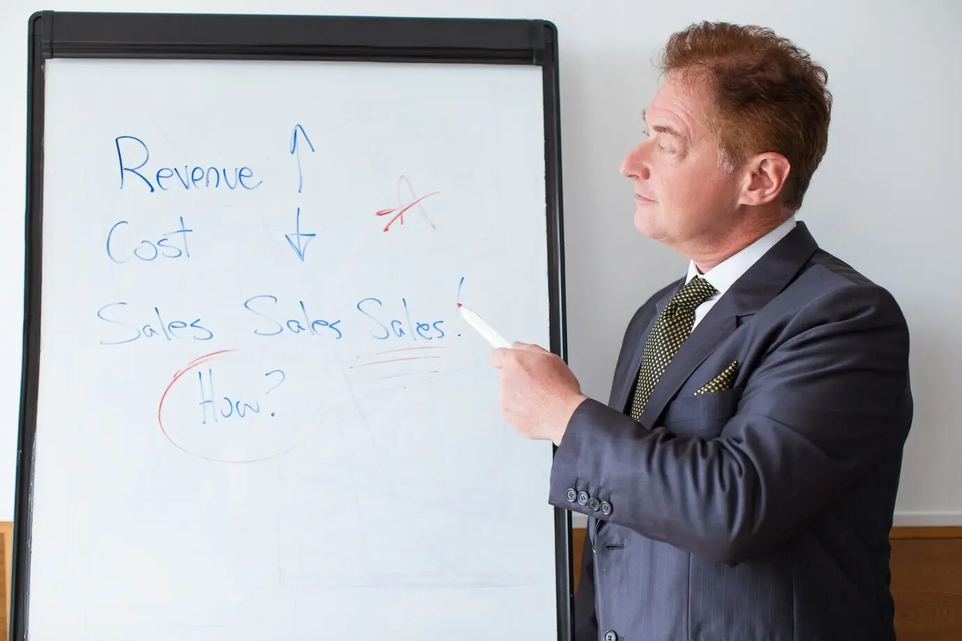 Эксперт по контентному бизнесу проводит лекцию.