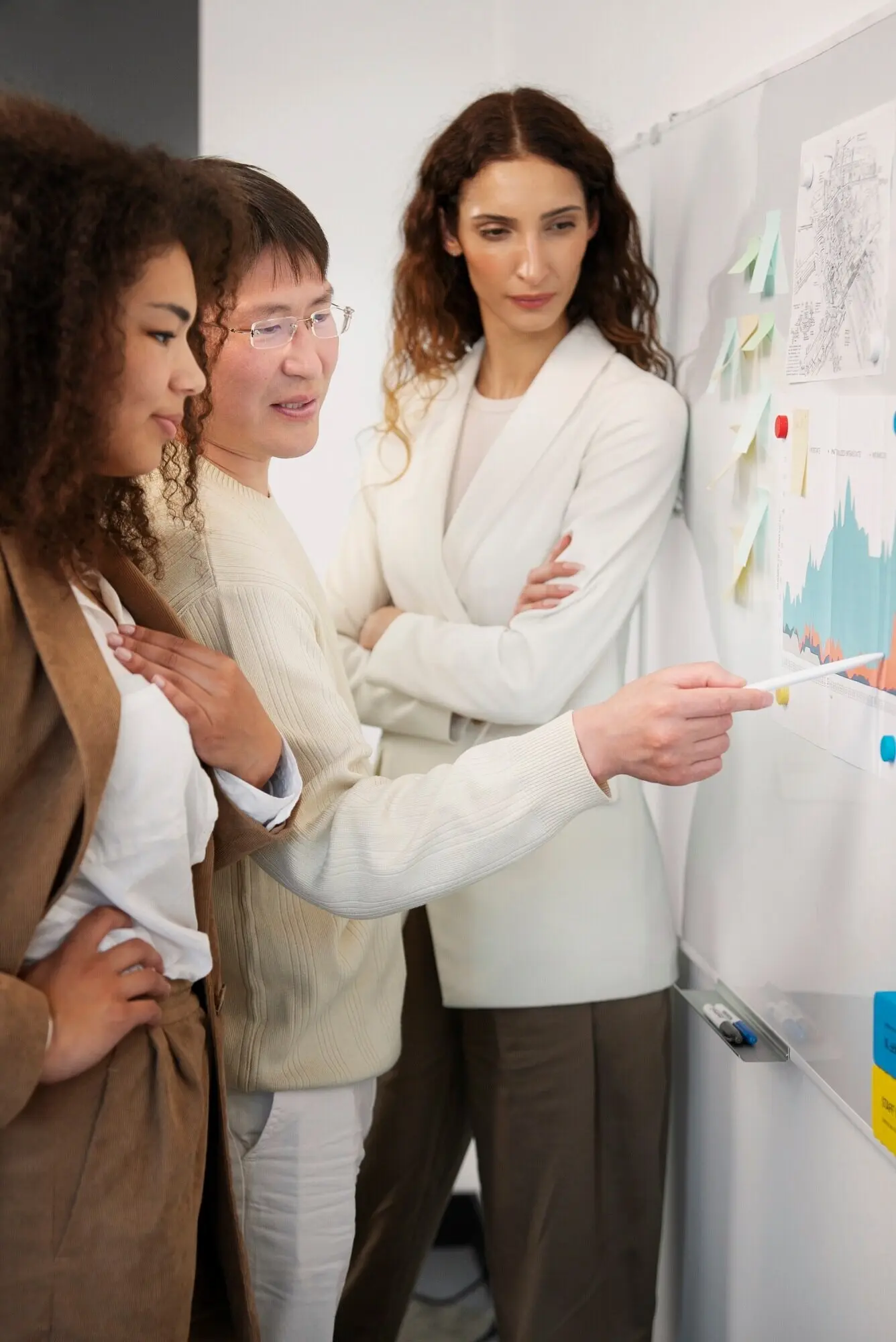 Люди работают в элегантном и уютном офисном пространстве.