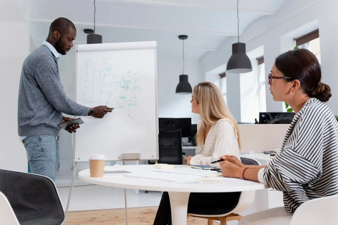 Крупный план молодых коллег на встрече.